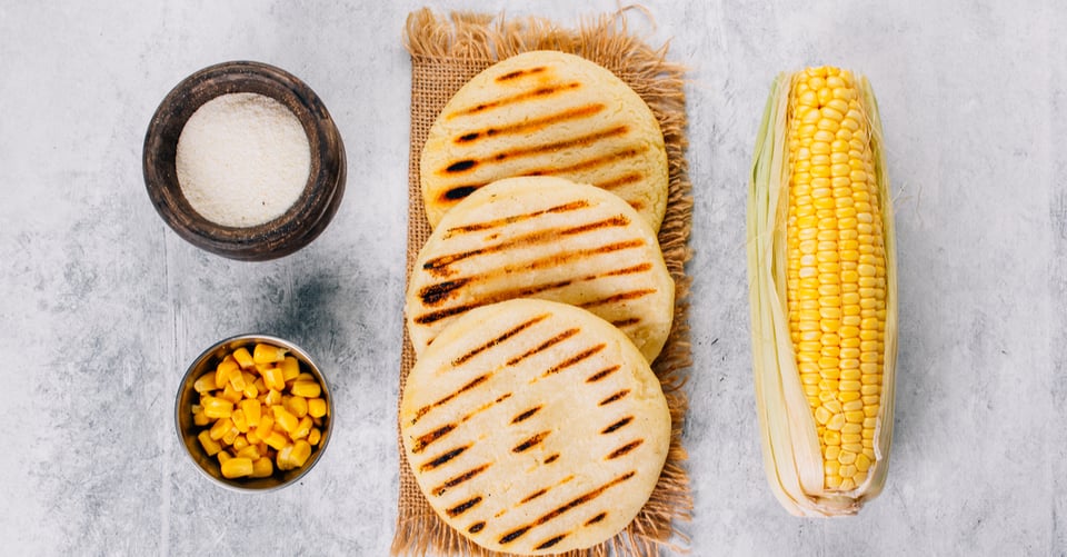 Unas arepas con un maíz junto