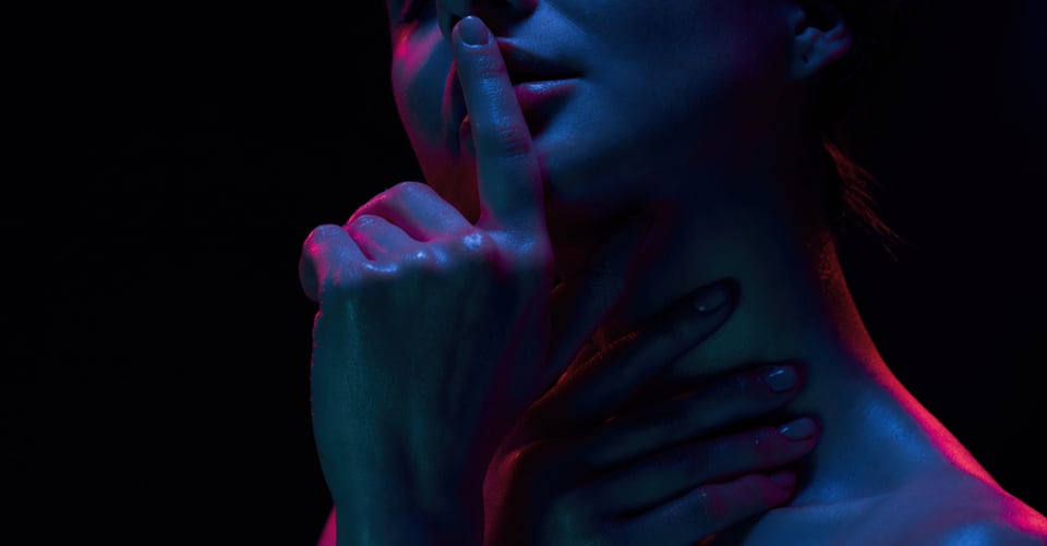 Una chica con dedo en labio como representación de onlyfans