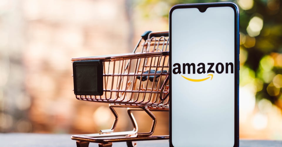 Un celular con la aplicación de Amazon