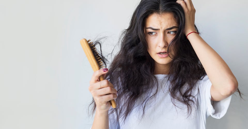 Mujer con cabello en peine que sostiene