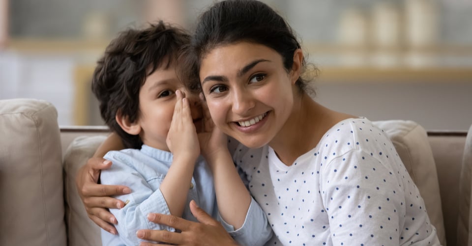 Un niño que está por pedir algo a su familiar