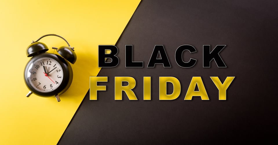 Un reloj con frase black friday en fondo negro amarillo