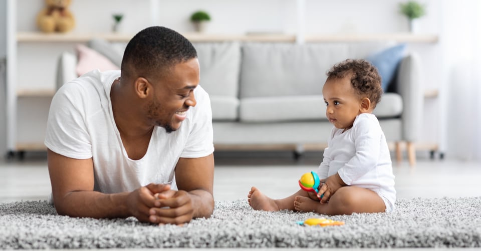 Papá jugando con su hijo