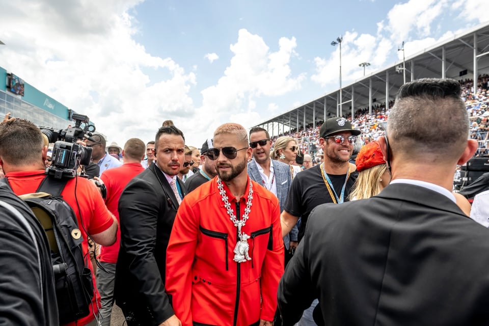 Maluma se descara dejando poco a la imaginación (FOTOS)