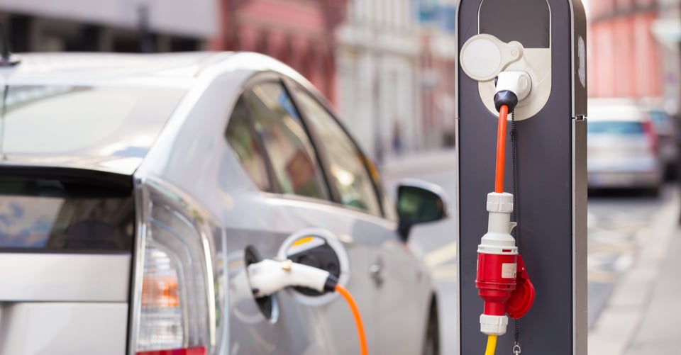 Una pequeña estación para cargar autos eléctricos