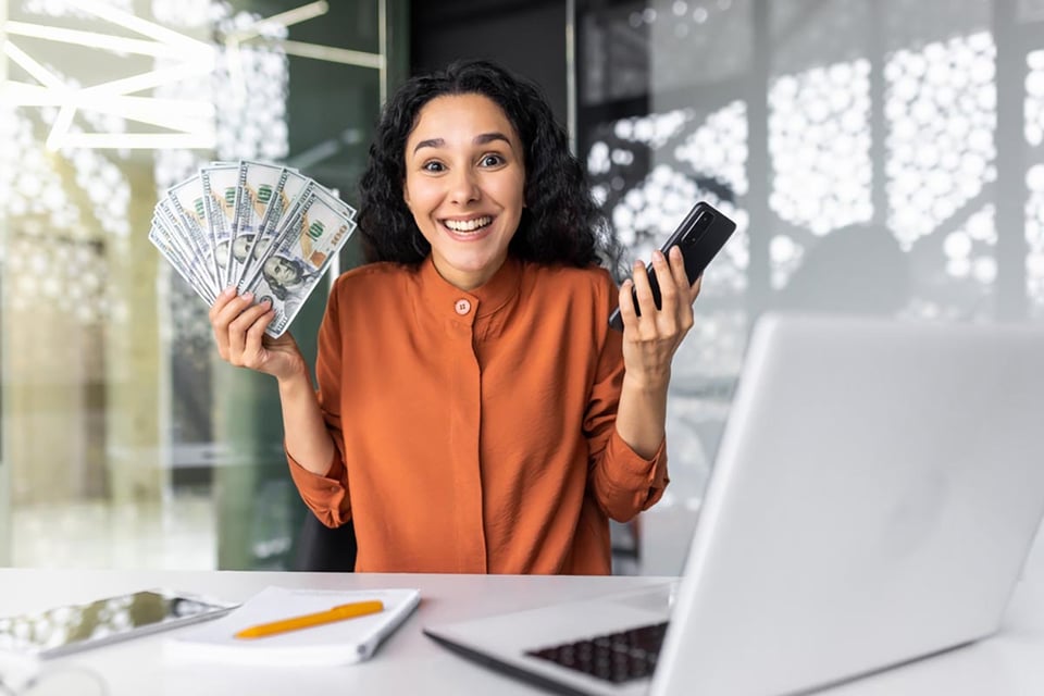 Exitosa, hispana, mujer, dinero, MundoNOW