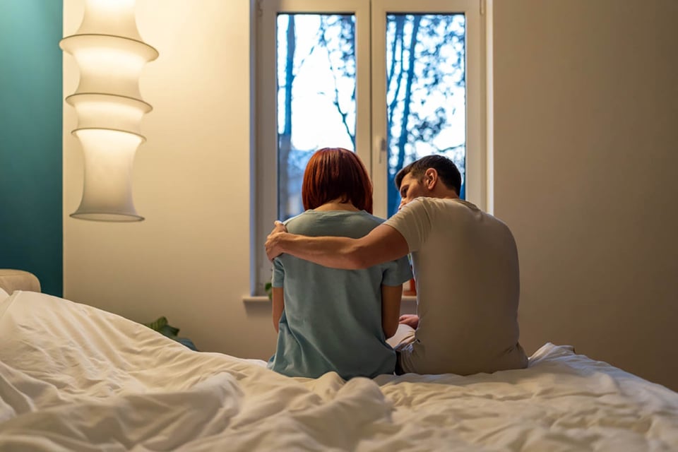 Amoroso, cariñoso, hombre calma a esposa, abrazo, MundoNOW