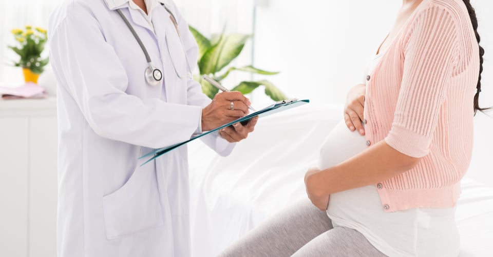 Chica con médico como concepto de placenta