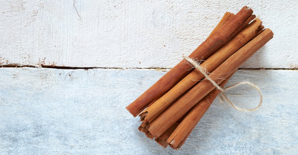 Imagen de barras de canela como concepto de afrodisíaco