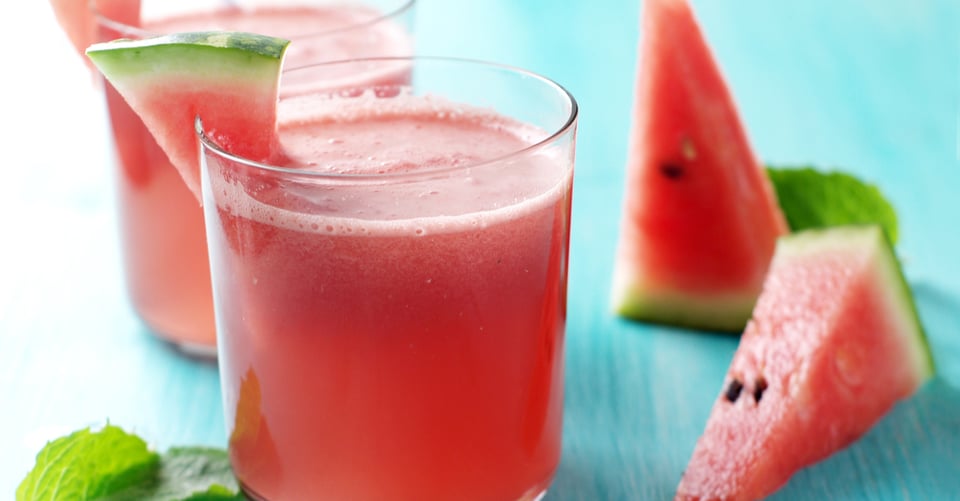 Dos vasos con bebida de sandía