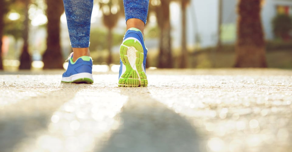 Unos tenis para hacer ejercicio que una mujer usa