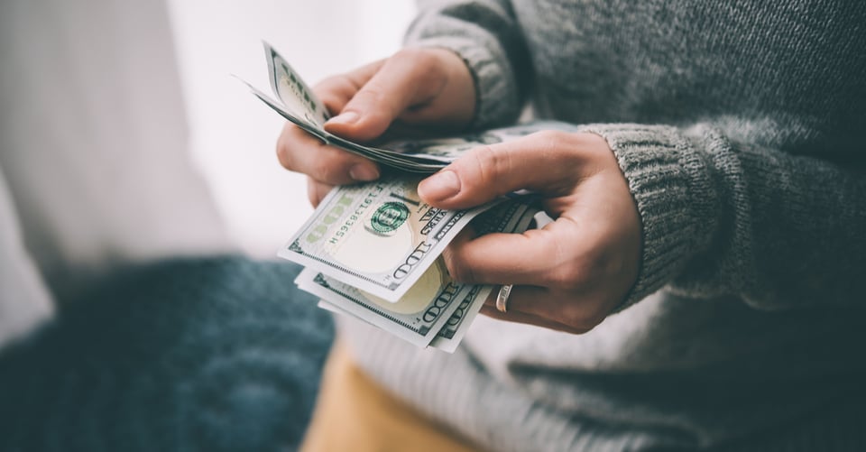 Una individuo contando dinero