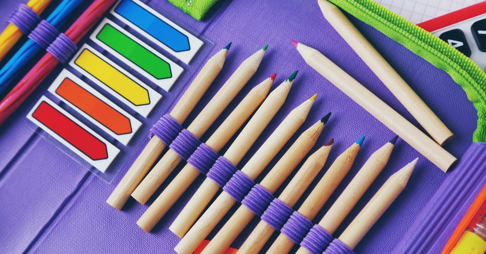 Útiles escolares en un estuche