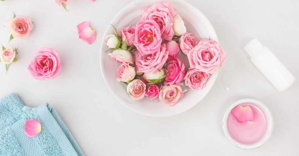 Cómo incluir al agua de rosas en tu rutina de belleza