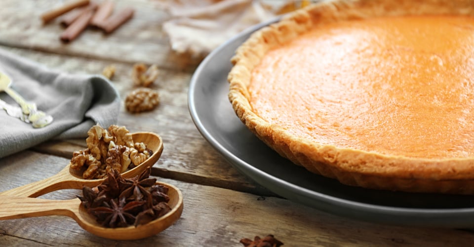 Un pastel de calabaza junto con nueces, pay, nueces, postre, MundoNOW