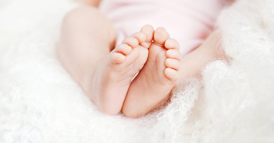 Los pies de un bebé, lugar dónde se realiza el tamiz