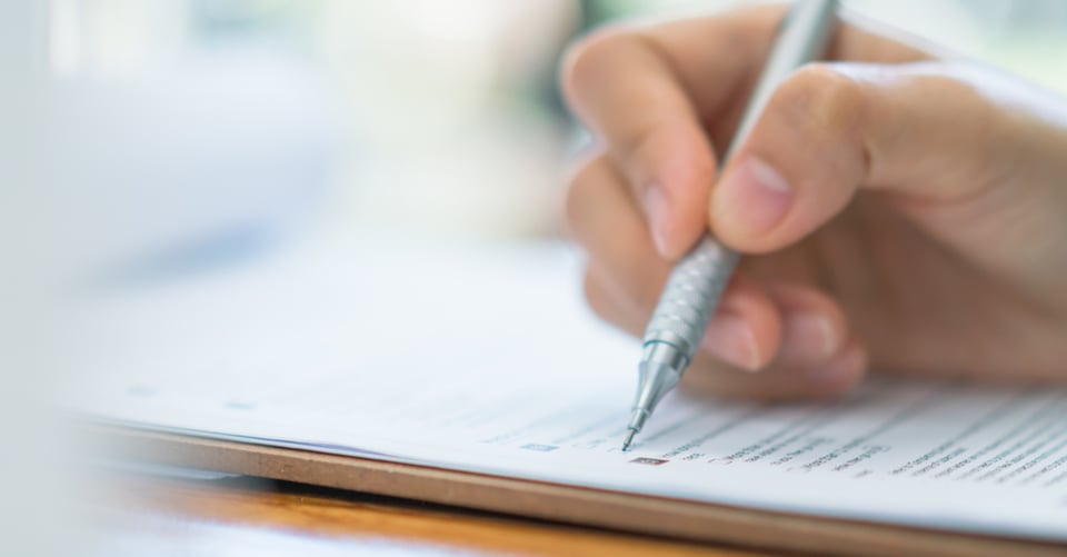 Persona llenando formulario para DACA