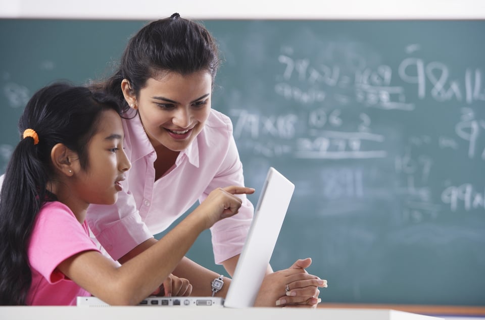 convertirse en profesor de ESL, maestra, profesor, enseñanza, alumna, tarea, explicación