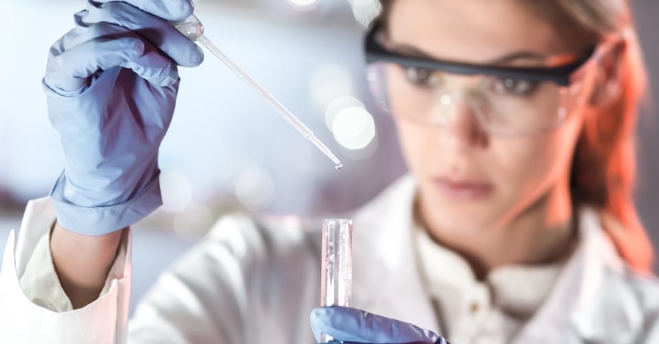Científico con permiso para trabajar en laboratorio
