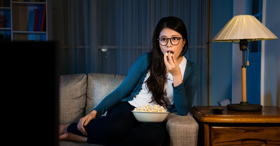 Chica viendo tele como concepto de Netflix