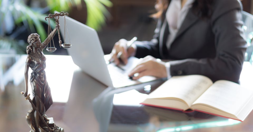 Una persona trabajando en una computadora para una Visa