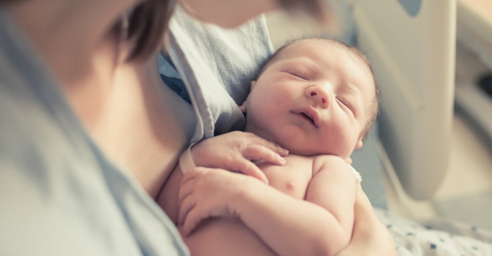 Mujer con bebé como concepto de maternidad