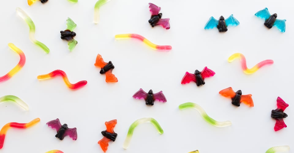 Gomitas dulces con forma de vampiro junto con gusanos