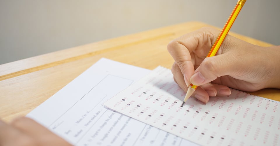 Persona contestando examen con lápiz
