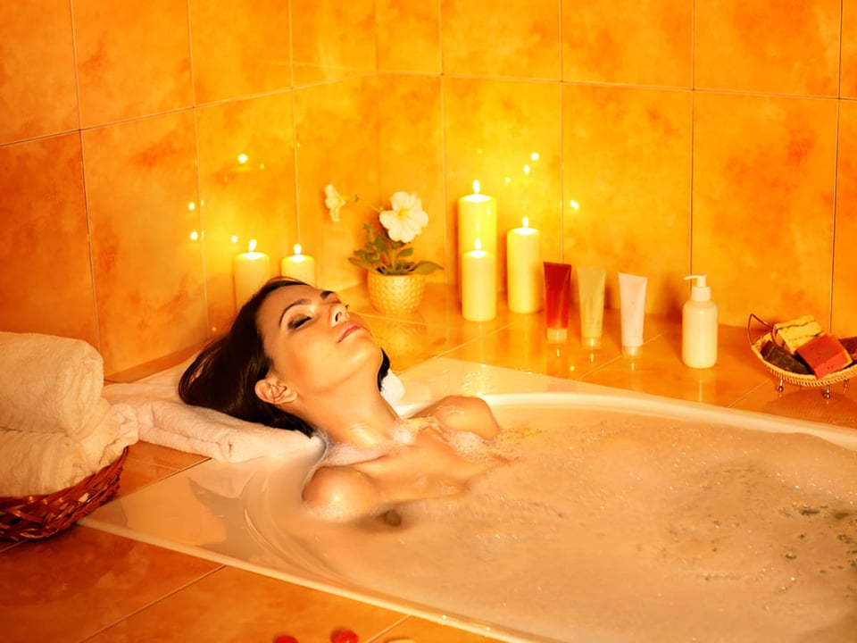 mujer, bañera, dolor de espalda, calor, terapia