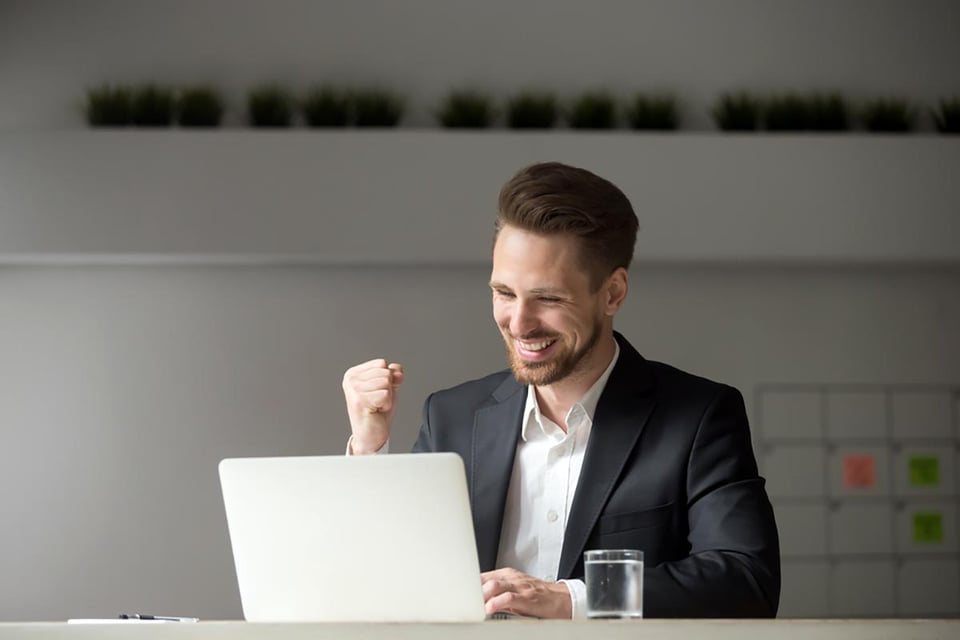 hombre, trabajo, éxito, laptop, MundoNOW