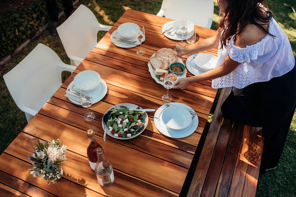organizar una fiesta al aire libre, una fiesta en el patio trasero, una comida al aire libre, amigos