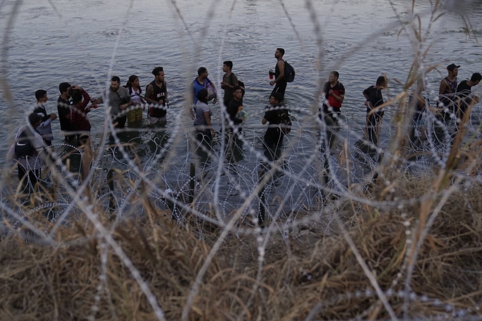 How would police enforce SB4, texas, immigration, razor wire, MundoNOW