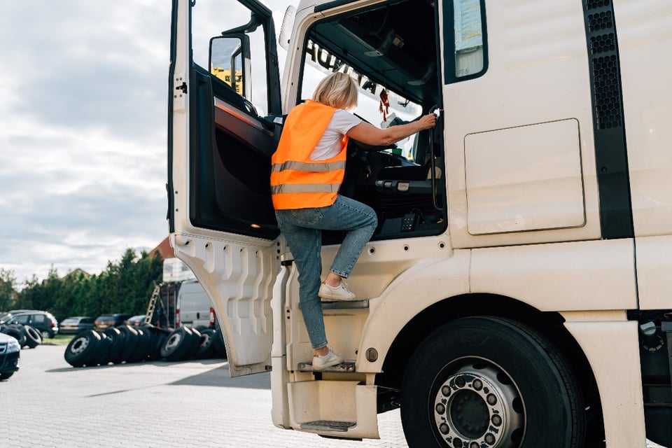 Angelica the truck driver: This is how the world’s sexiest female truck driver works (VIDEO)