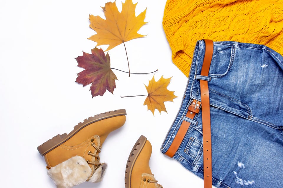 suéter, jeans azules y botas, básicos del guardarropa de otoño, maple, MundoNOW, Latina