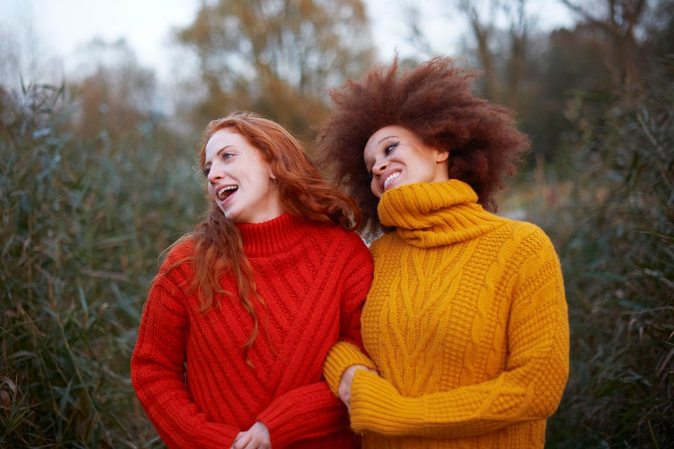 Dos mujeres jóvenes, caminando del brazo a lo largo de un camino rural, suéteres, MundoNOW, Latina
