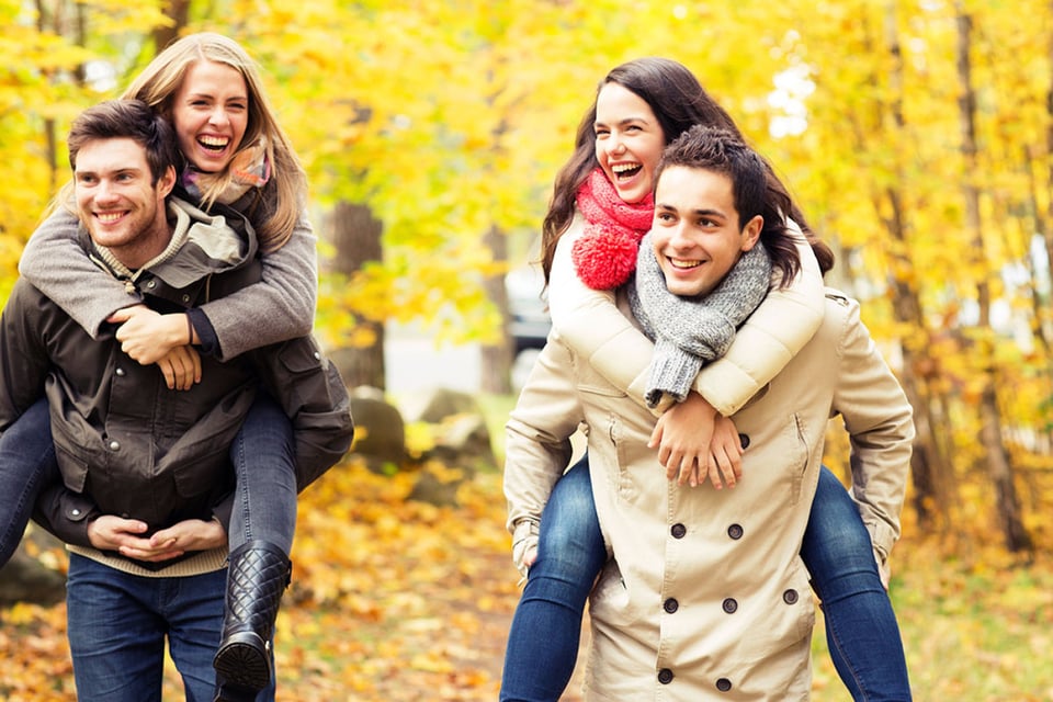 personas disfrutando, parejas, otoño, Latina, MundoNOW