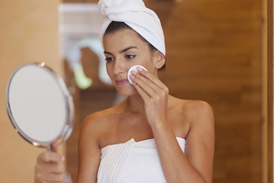 mujer, baño, producto de belleza, reflejo, MundoNOW